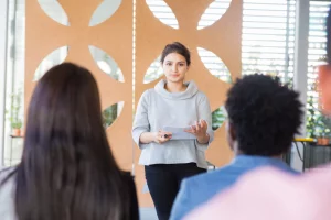 Une lycéenne présente son oral de français lors de son épreuve du bac, face à un jury attentif.