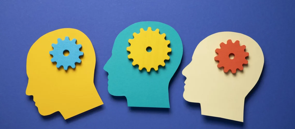 Illustration sobre de trois têtes humaines colorées avec des engrenages à l'intérieur, symbolisant le fonctionnement de la mémoire et de la pensée.
