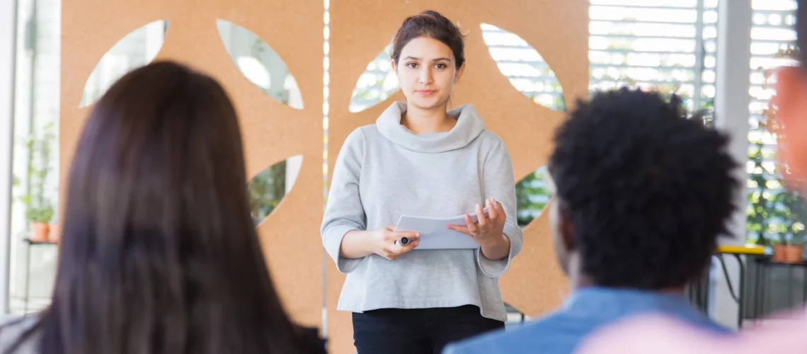 Une lycéenne présente son oral de français lors de son épreuve du bac, face à un jury attentif.